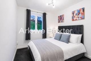 Cozy 2-Bed Modern Escape in Reading - 6