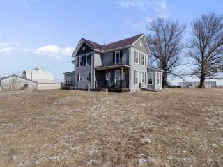 Pet-Friendly Historic 4BR Home in Illinois - 3