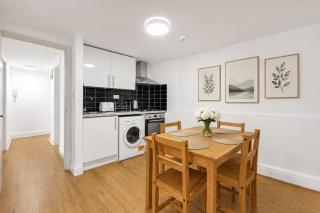 Spacious apartment in trendy Brixton sleeps 6 - 2