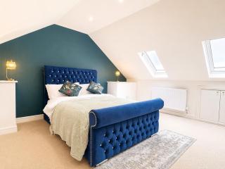 The Racecourse - 3BR Townhouse, Heart of Town, Patio, Sleeps 6 - 9