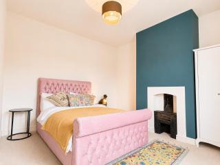 The Racecourse - 3BR Townhouse, Heart of Town, Patio, Sleeps 6 - 6