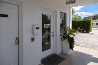 Palm Breeze Hotel - 7