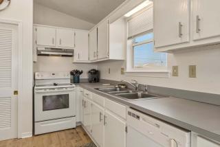 Serene 3BR Home Ocean Views Great Location - 3