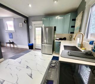 Spacious family house near white water walk and Clifton Hill Niagara - 4
