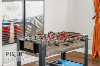 Game Night Getaway - HotTub - AC - BBQ - Firetable - KingBed - 3