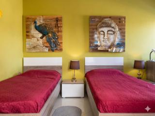 Modern room in prime area for beaches & nightlife! -Fast & easy self check in -Independent access -No Family sharing - Pembroke Gardens location - 9