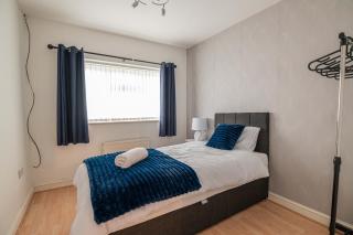 Large Contractor 4 Bedroom Detached House 8 Minutes From Universal Site, Sleeps 10 and Private Parking For 3 Large Vans - 3