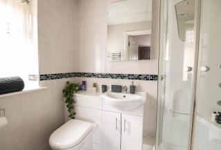 Large Contractor 4 Bedroom Detached House 8 Minutes From Universal Site, Sleeps 10 and Private Parking For 3 Large Vans - 1