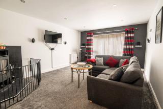 Large Contractor 4 Bedroom Detached House 8 Minutes From Universal Site, Sleeps 10 and Private Parking For 3 Large Vans - 9