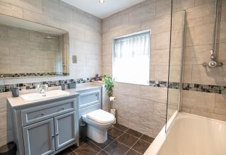 Large Contractor 4 Bedroom Detached House 8 Minutes From Universal Site, Sleeps 10 and Private Parking For 3 Large Vans - 4