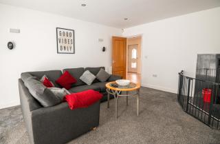 Large Contractor 4 Bedroom Detached House 8 Minutes From Universal Site, Sleeps 10 and Private Parking For 3 Large Vans - 5