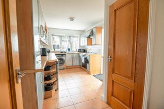 Large Contractor 4 Bedroom Detached House 8 Minutes From Universal Site, Sleeps 10 and Private Parking For 3 Large Vans - 6