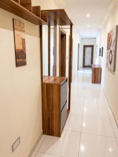 Modern room in prime area for beaches & nightlife! -Fast & easy self check in -Independent access -No Family sharing - 4