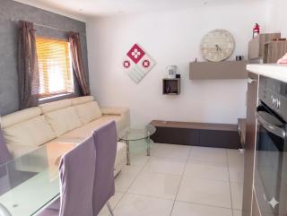 Modern room in prime area for beaches & nightlife! -Fast & easy self check in -Independent access -No Family sharing - 6