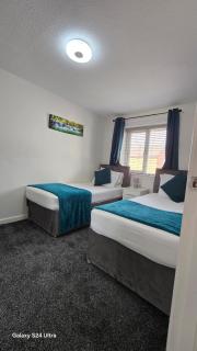 Affluent Living Property perfect for contractors & individuals Free Parking - 8