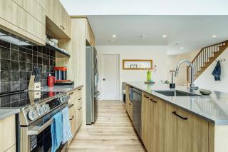 Spacious Chalet with Mountain Views & Family Fun in Chertsey Canada - 4