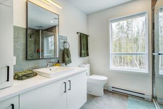 Spacious Chalet with Mountain Views & Family Fun in Chertsey Canada - 1