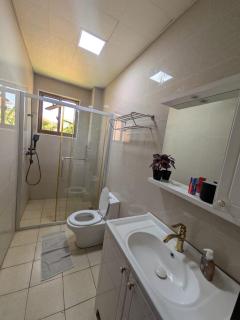 Spacious 3BR, Minutes from West Hills Mall - 1