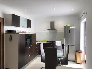 Modern room in prime area for beaches & nightlife! -Fast & easy self check in -Independent access -No Family sharing - San Ġiljan - 5