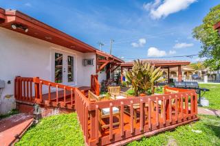 3BR 2BA Tropical Patio Grill - 9