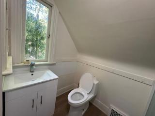 Vintage Victorian Guesthouse near YVR - Free Parking & Wifi - 4
