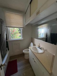 Vintage Victorian Guesthouse near YVR - Free Parking & Wifi - 2