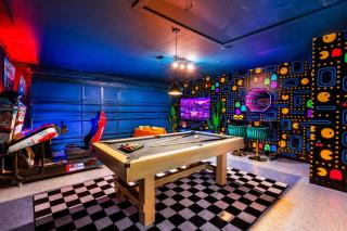 Tropical pop art getaway w Pool & Game Room - 9