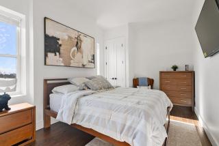 Stylish 2BR With Manhattan Views And Stadium Access - 8