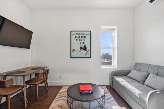Stylish 2BR With Manhattan Views And Stadium Access - 0
