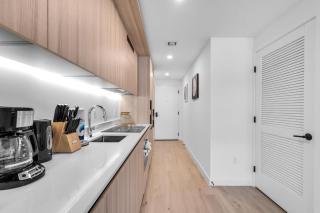 Brand-New Downtown Apartment Near Restaurants Nightlife - 3