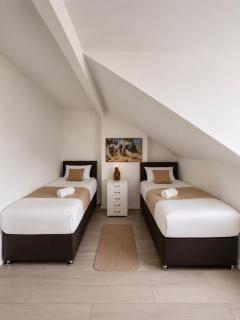 Spacious 2 BR, Pets welcome, Parking, WIFI - Killingbeck - 3