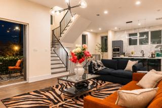 4BR Luxe Haus with Rooftop & Mini Gym, Near Downtown HTX & FIFA - 8