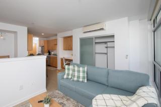 Prime Location in Heart of St Monica - Free Parking - 9