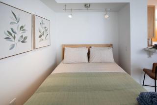 Prime Location in Heart of St Monica - Free Parking - 2
