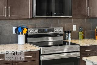 Game Night Retreat - HotTub - AC - FireTable - BBQ - Kingbed - 4