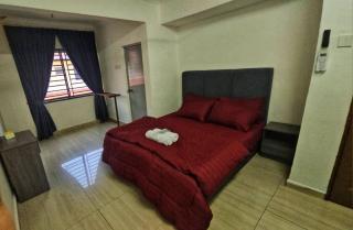 Cozy Large Corner House with garden at Tampoi Indah - 8