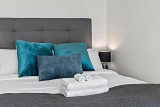 Sky Suite 2BR with Views, Gym, Pool, WiFi and Parking! - 4