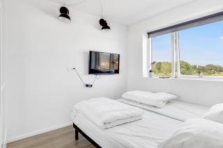 New And Modern Holiday Home With Hot Tub - 2