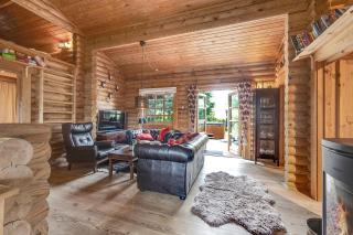 Charming Cabin With Wilderness Hot Tub - 3