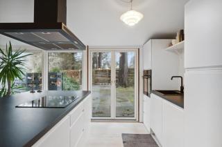 Relaxing Sanctuary In Desirable Area - 3