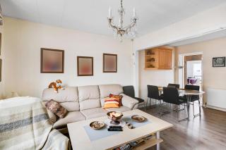 Spacious House With Sea Views From All Rooms - 9