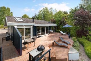 Summer House With Terrace Overlooking Nature - 8