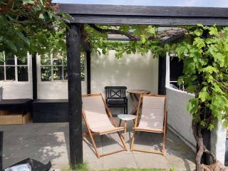 Family-Friendly Villa In Quiet Neighbourhood - 7