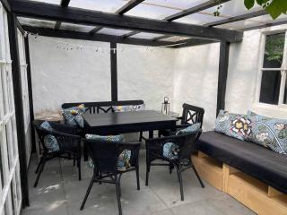 Family-Friendly Villa In Quiet Neighbourhood - 4