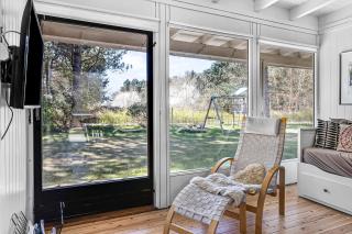 Family-Friendly Cottage Close To The Water - 2
