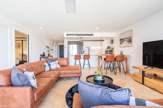 'Hobart Panorama' CBD-fringe Stay with Rooftop Views - 0