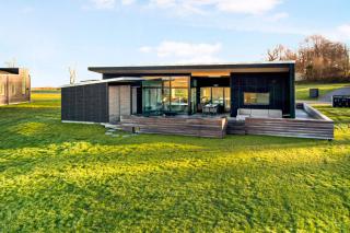 New Modern Holiday Home Near The Beach - 1