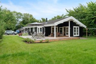 Summer Cottage With Jacuzzi And Sauna - 0