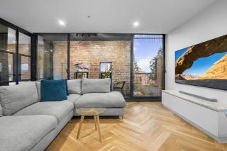 Luxe 2 Bed Apt Seconds to Beach & Minutes to City - 8