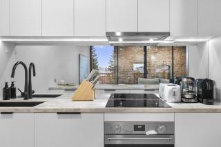Luxe 2 Bed Apt Seconds to Beach & Minutes to City - 5
